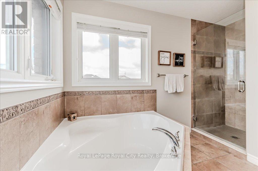












24 POPHAM DRIVE

,
Guelph (Grange Road),




Ontario
N1E0B8

