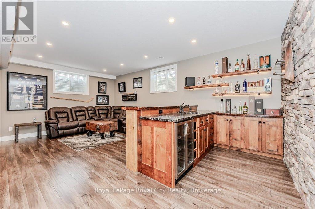 












24 POPHAM DRIVE

,
Guelph (Grange Road),




Ontario
N1E0B8

