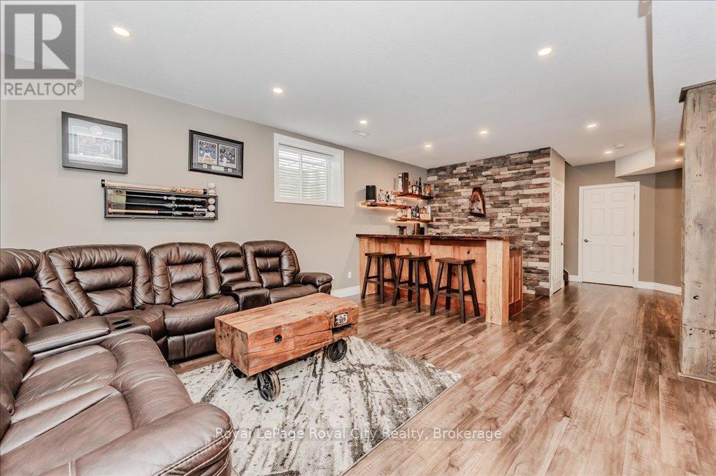 












24 POPHAM DRIVE

,
Guelph (Grange Road),




Ontario
N1E0B8

