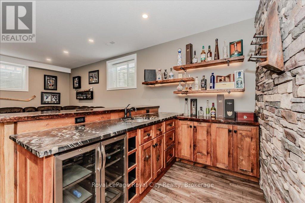 












24 POPHAM DRIVE

,
Guelph (Grange Road),




Ontario
N1E0B8

