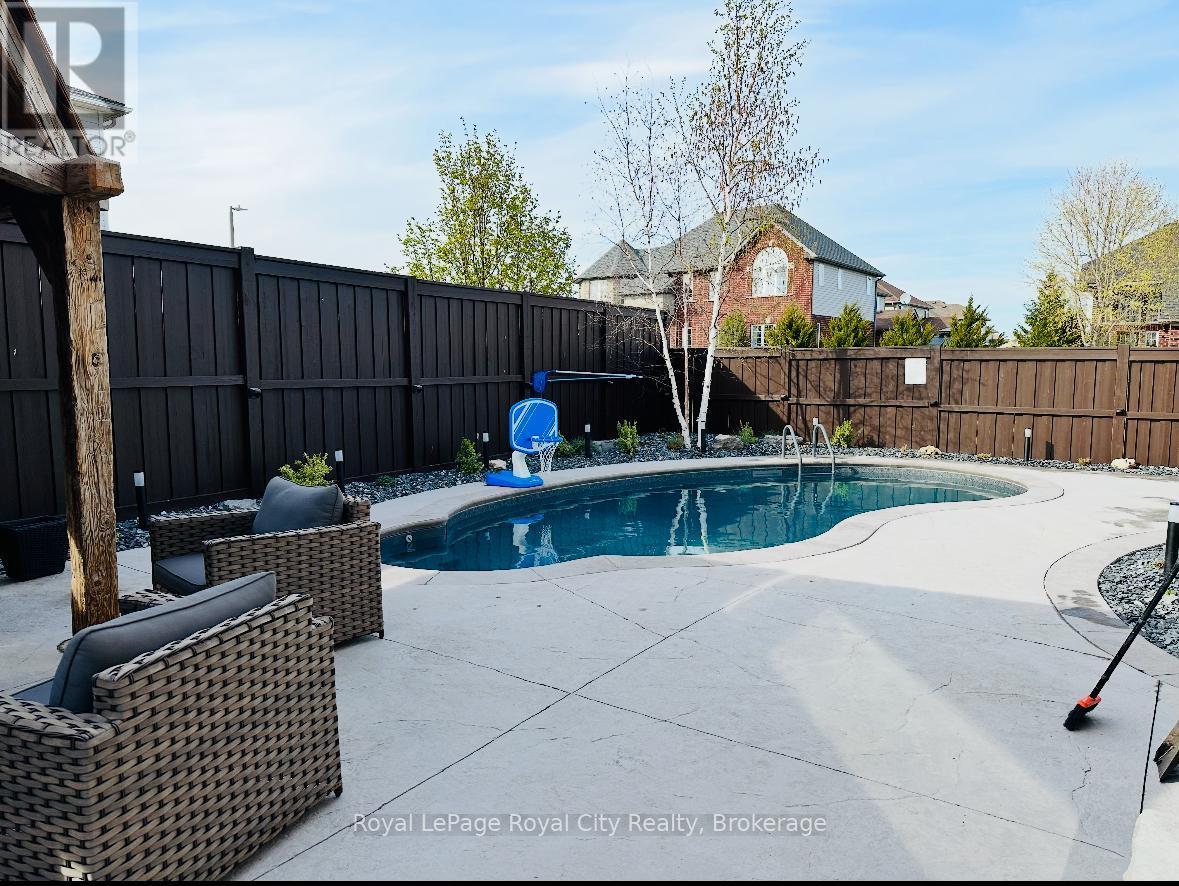 












24 POPHAM DRIVE

,
Guelph (Grange Road),




Ontario
N1E0B8

