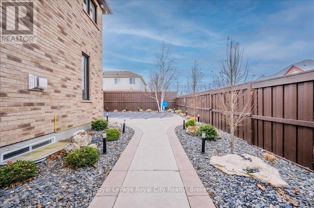 












24 POPHAM DRIVE

,
Guelph (Grange Road),




Ontario
N1E0B8

