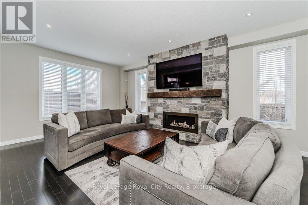 












24 POPHAM DRIVE

,
Guelph (Grange Road),




Ontario
N1E0B8


