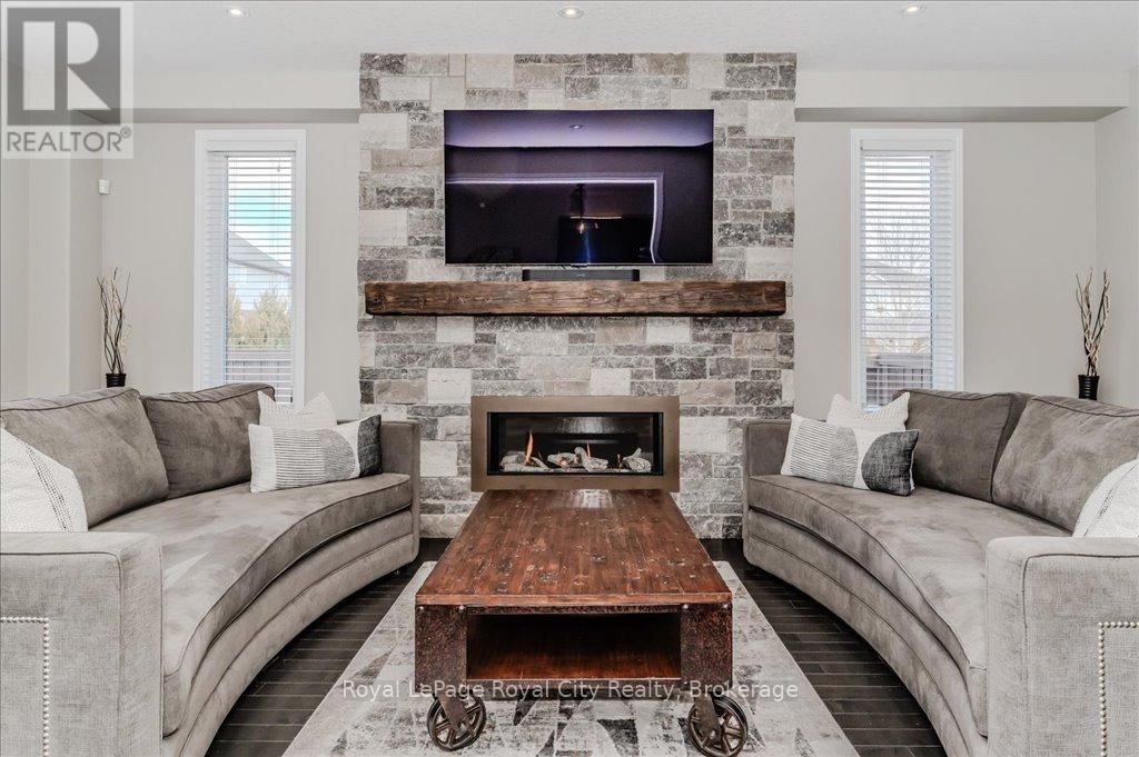 












24 POPHAM DRIVE

,
Guelph (Grange Road),




Ontario
N1E0B8

