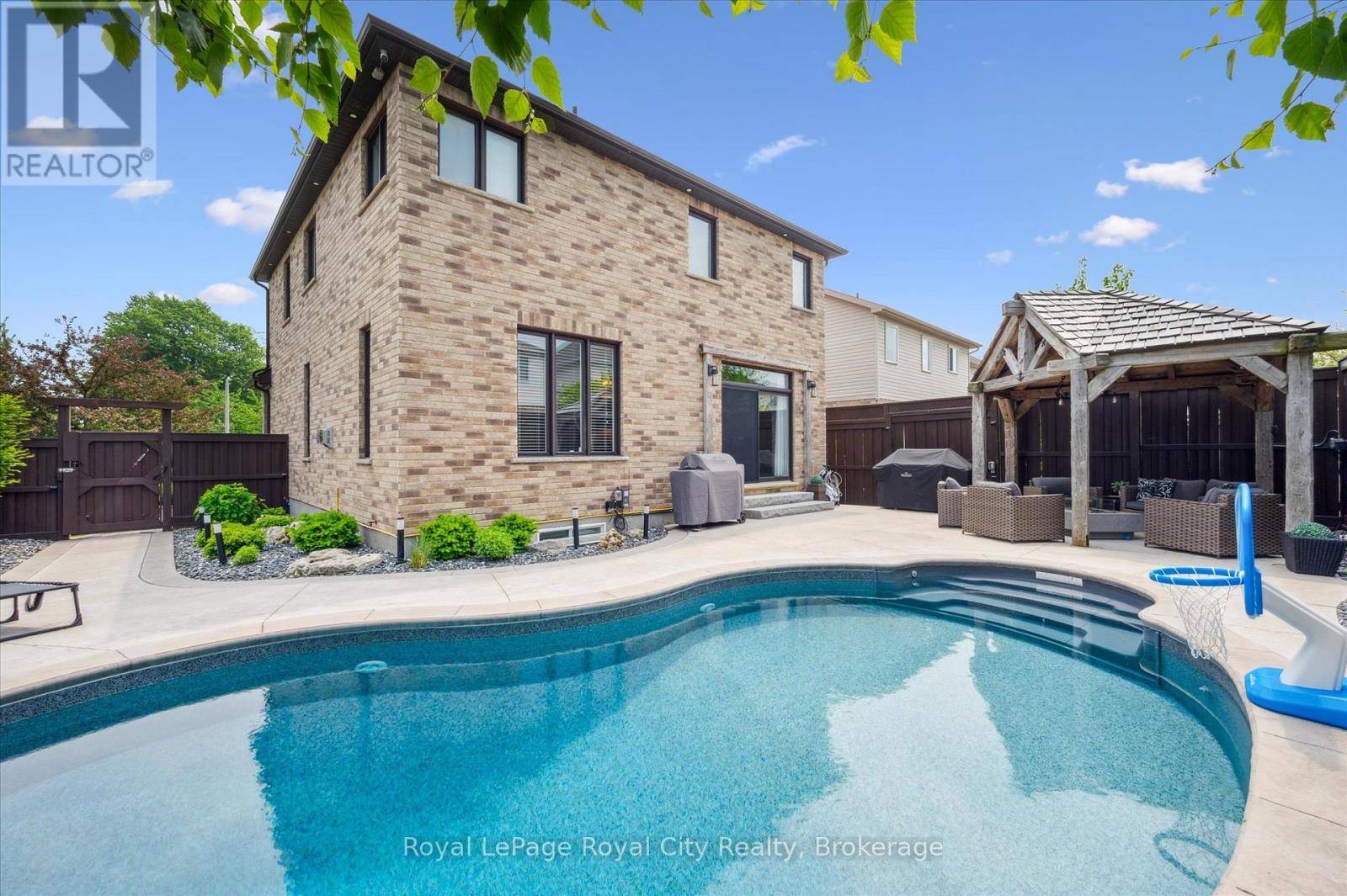 












24 POPHAM DRIVE

,
Guelph (Grange Road),




Ontario
N1E0B8


