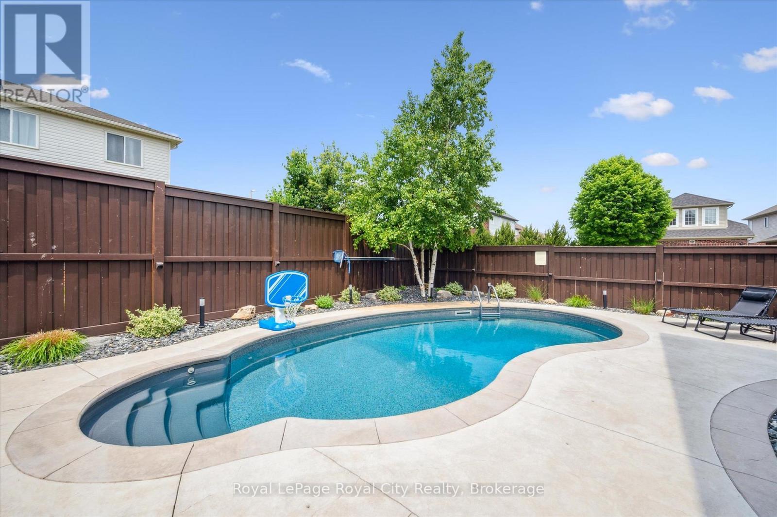












24 POPHAM DRIVE

,
Guelph (Grange Road),




Ontario
N1E0B8

