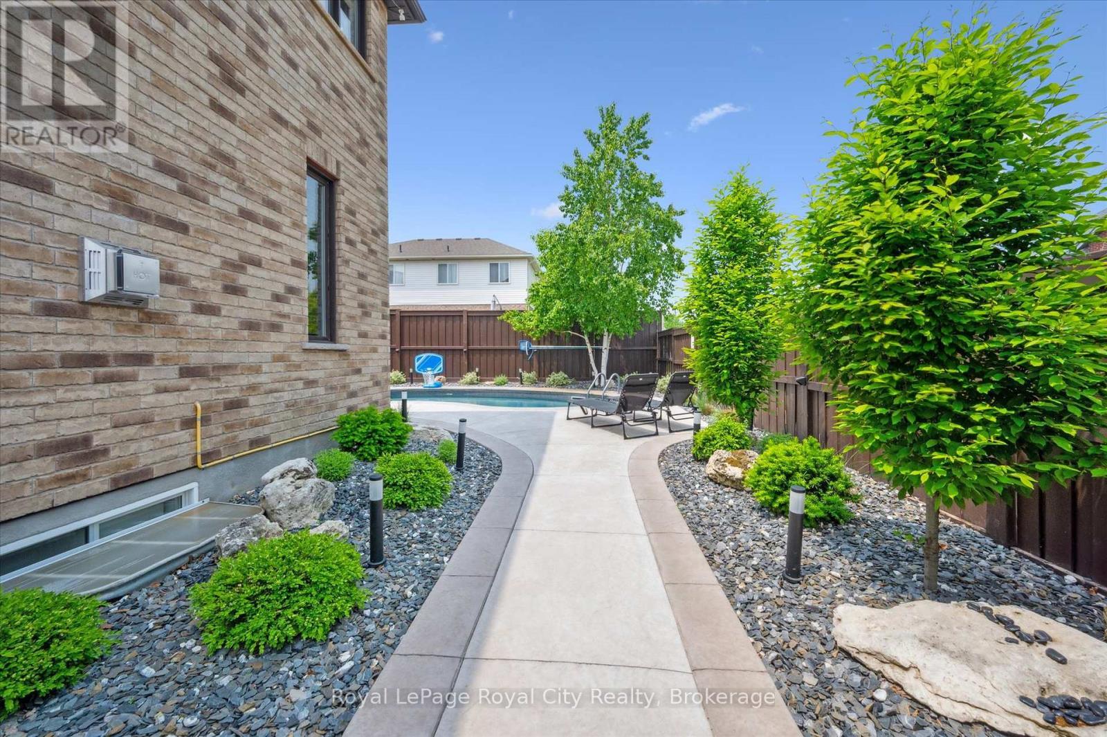












24 POPHAM DRIVE

,
Guelph (Grange Road),




Ontario
N1E0B8

