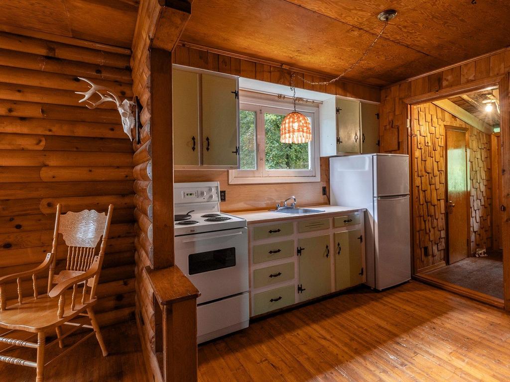 









2237


Ch. du Village

,
Saint-Adolphe-d'Howard,




QC
J0T2B0

