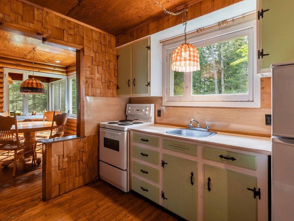 









2237


Ch. du Village

,
Saint-Adolphe-d'Howard,




QC
J0T2B0

