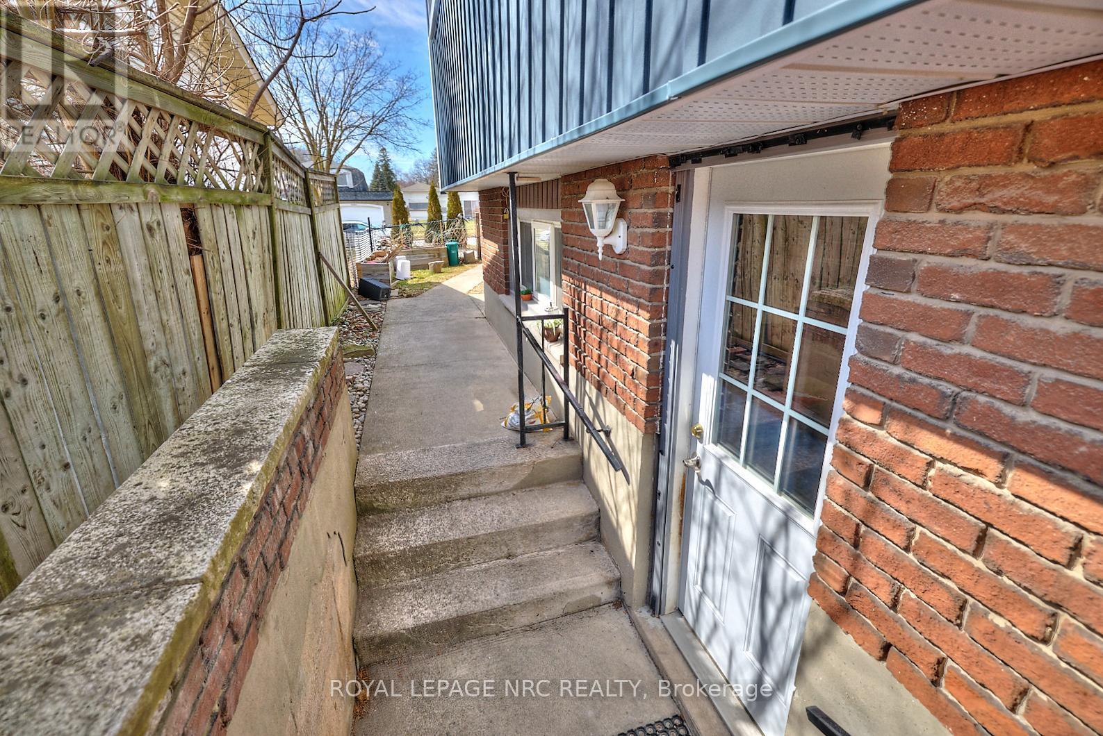 












6796 STOKES STREET

,
Niagara Falls (Dorchester),




Ontario
L2G2H1

