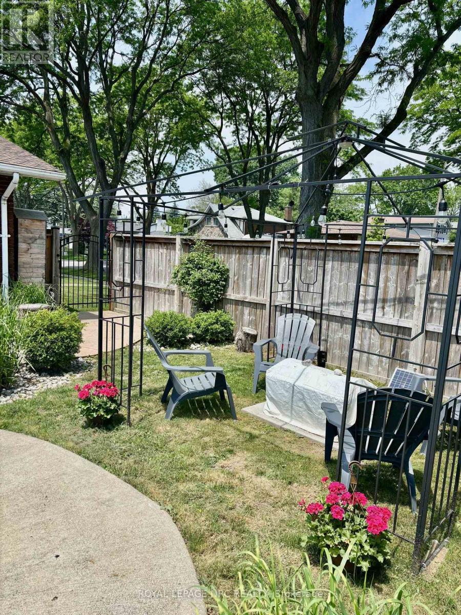 












6796 STOKES STREET

,
Niagara Falls (Dorchester),




Ontario
L2G2H1


