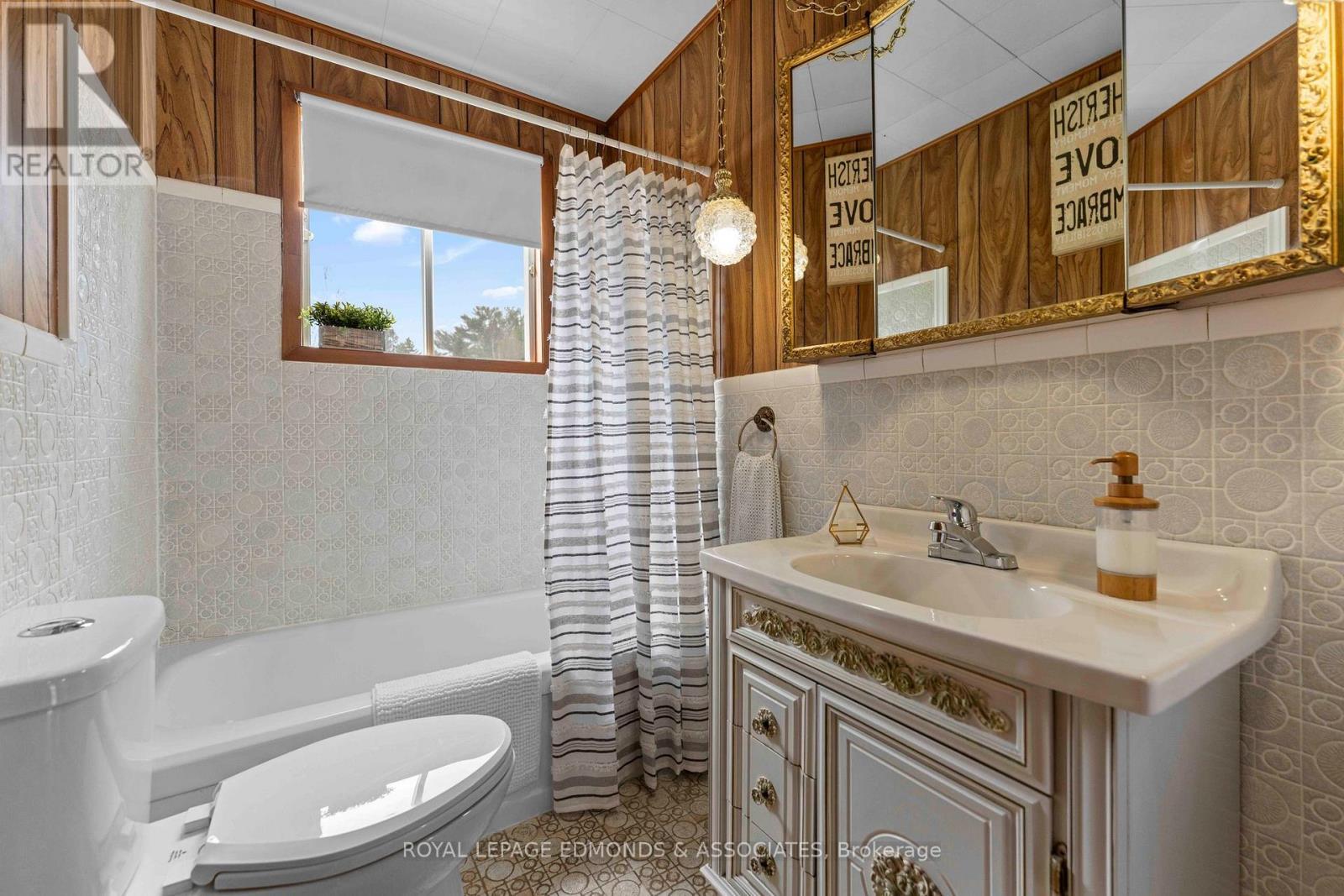 












3433 ROUND LAKE ROAD

,
Killaloe, Hagarty and Richards,




Ontario
K0J2A0

