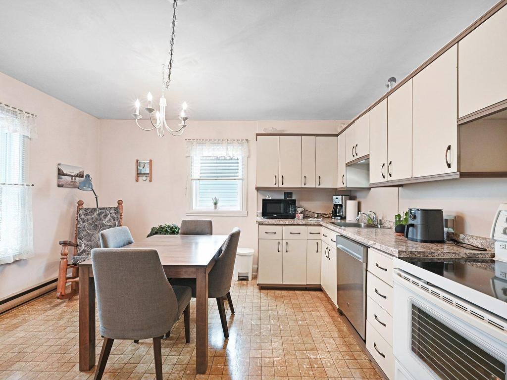 









14

 - 16


Rue Bouthillier N.

,
Saint-Jean-sur-Richelieu,




QC
J3B5X8

