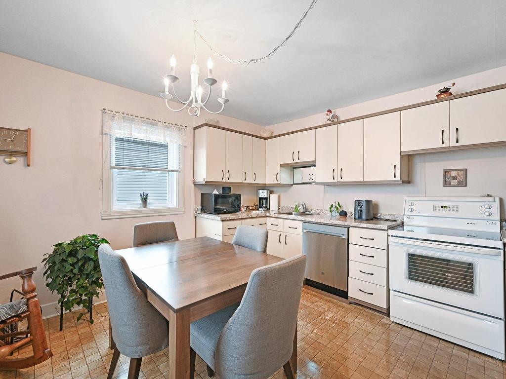 









14

 - 16


Rue Bouthillier N.

,
Saint-Jean-sur-Richelieu,




QC
J3B5X8

