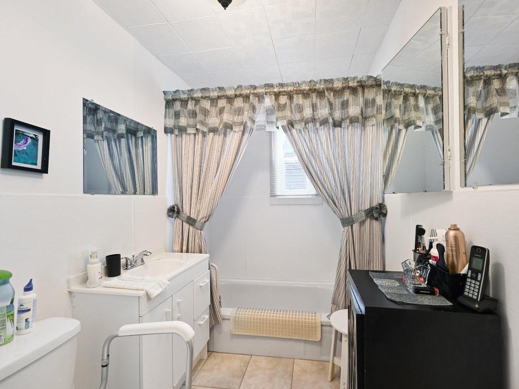 









14

 - 16


Rue Bouthillier N.

,
Saint-Jean-sur-Richelieu,




QC
J3B5X8

