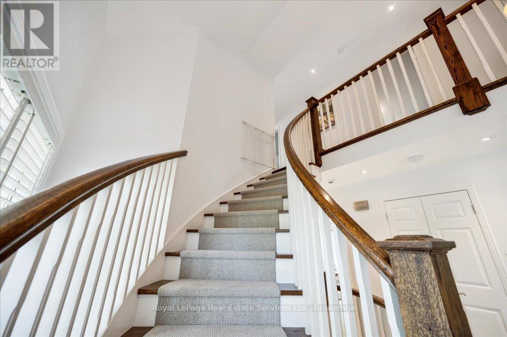 












234 CARDINAL DRIVE

,
Oakville (MO Morrison),




Ontario
L6J4P2

