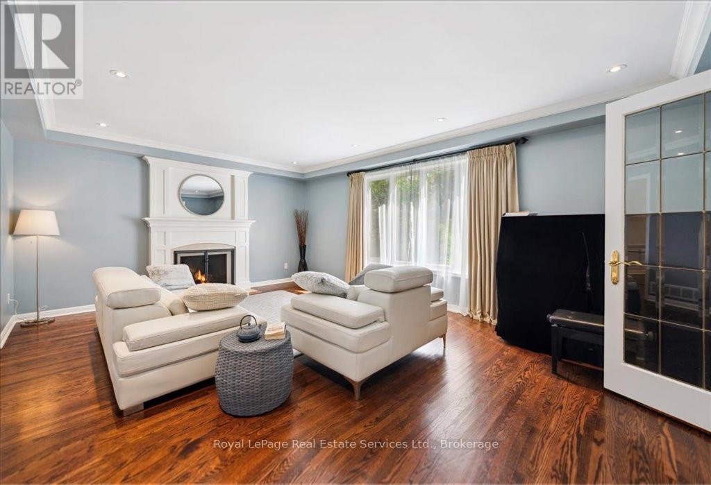 












234 CARDINAL DRIVE

,
Oakville (MO Morrison),




Ontario
L6J4P2

