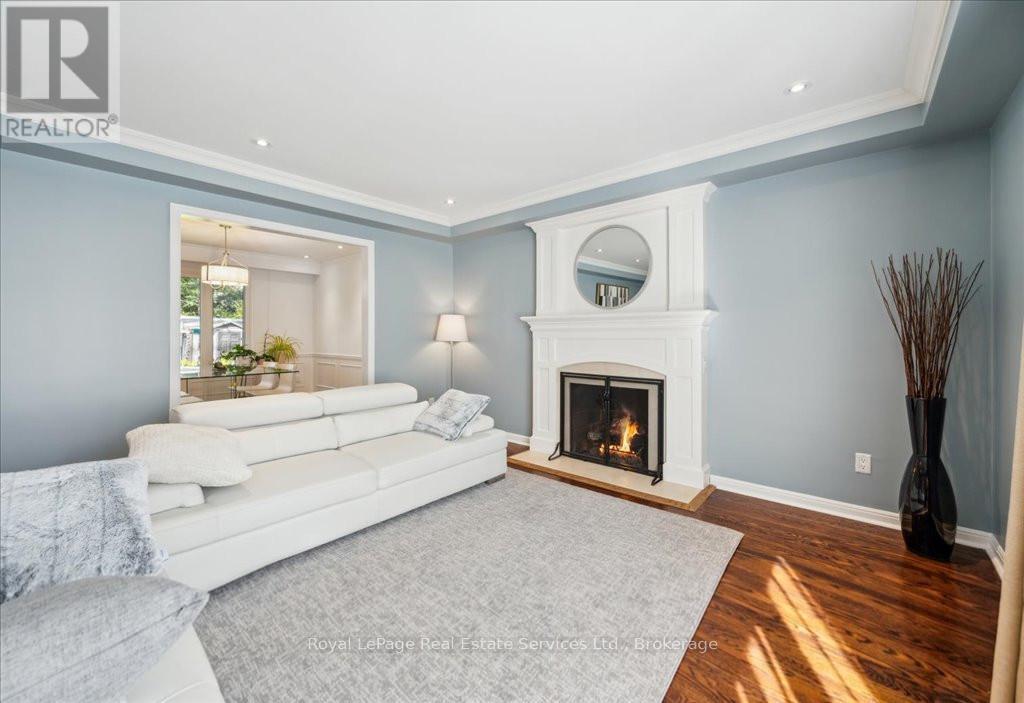












234 CARDINAL DRIVE

,
Oakville (MO Morrison),




Ontario
L6J4P2

