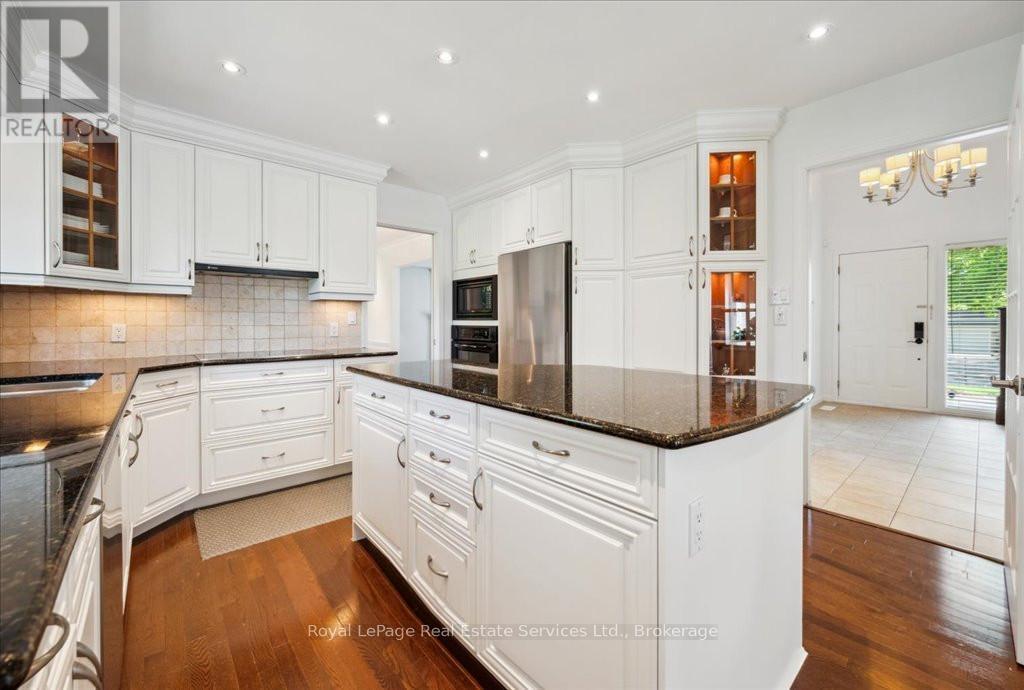 












234 CARDINAL DRIVE

,
Oakville (MO Morrison),




Ontario
L6J4P2

