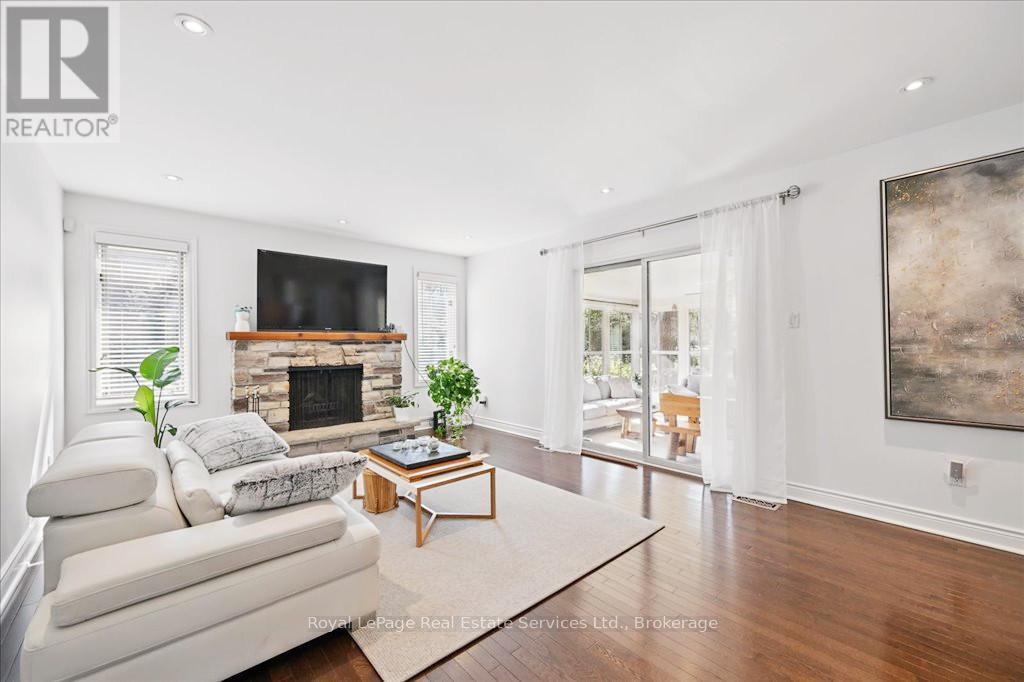 












234 CARDINAL DRIVE

,
Oakville (MO Morrison),




Ontario
L6J4P2

