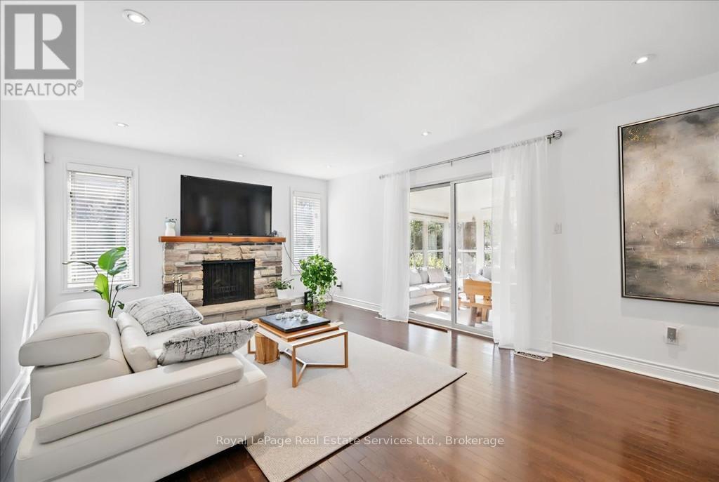 












234 CARDINAL DRIVE

,
Oakville (MO Morrison),




Ontario
L6J4P2

