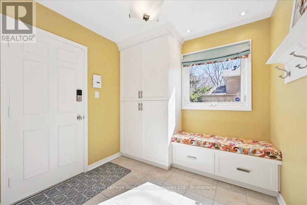 












234 CARDINAL DRIVE

,
Oakville (MO Morrison),




Ontario
L6J4P2

