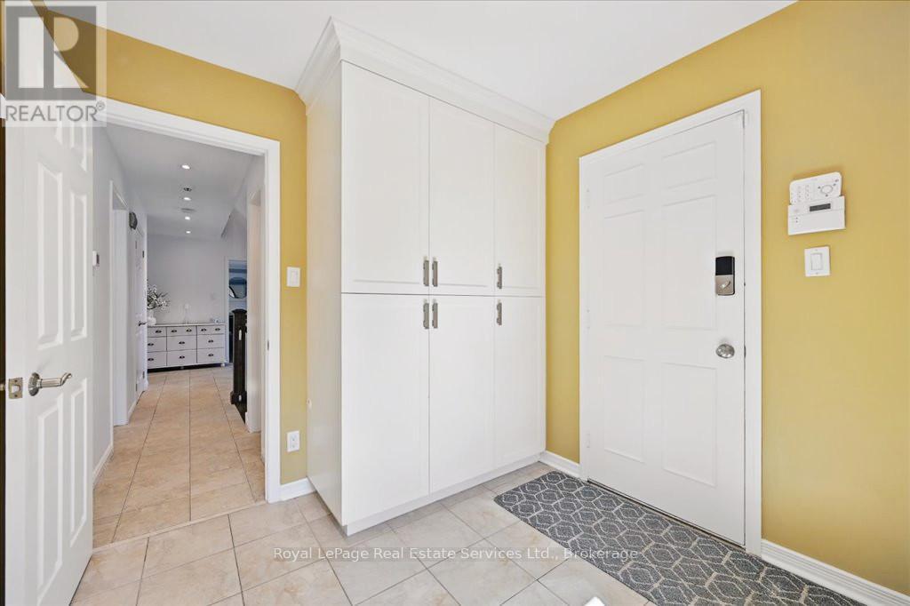 












234 CARDINAL DRIVE

,
Oakville (MO Morrison),




Ontario
L6J4P2

