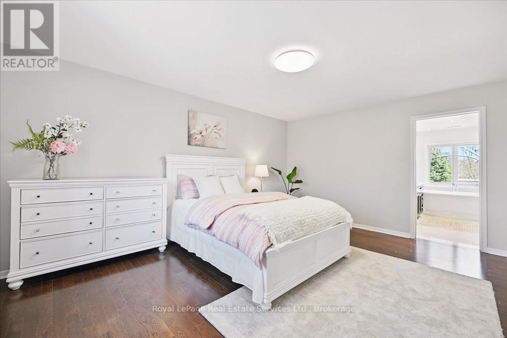 












234 CARDINAL DRIVE

,
Oakville (MO Morrison),




Ontario
L6J4P2

