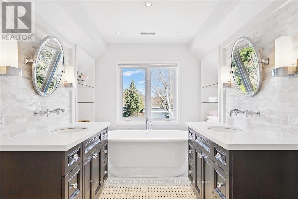 












234 CARDINAL DRIVE

,
Oakville (MO Morrison),




Ontario
L6J4P2

