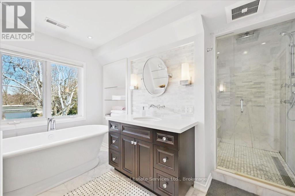 












234 CARDINAL DRIVE

,
Oakville (MO Morrison),




Ontario
L6J4P2

