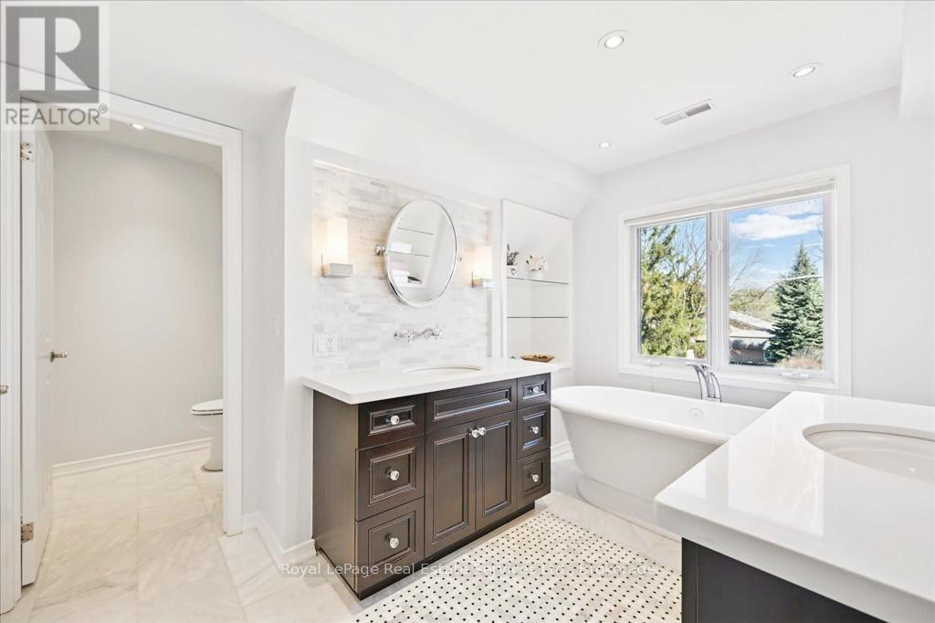 












234 CARDINAL DRIVE

,
Oakville (MO Morrison),




Ontario
L6J4P2


