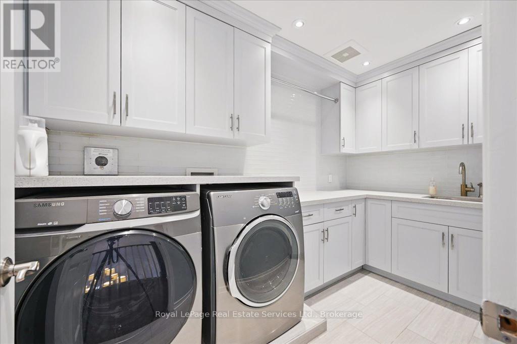 












234 CARDINAL DRIVE

,
Oakville (MO Morrison),




Ontario
L6J4P2

