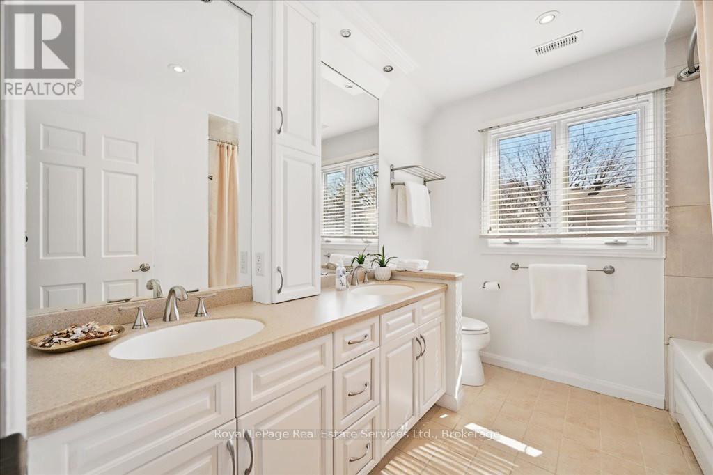 












234 CARDINAL DRIVE

,
Oakville (MO Morrison),




Ontario
L6J4P2

