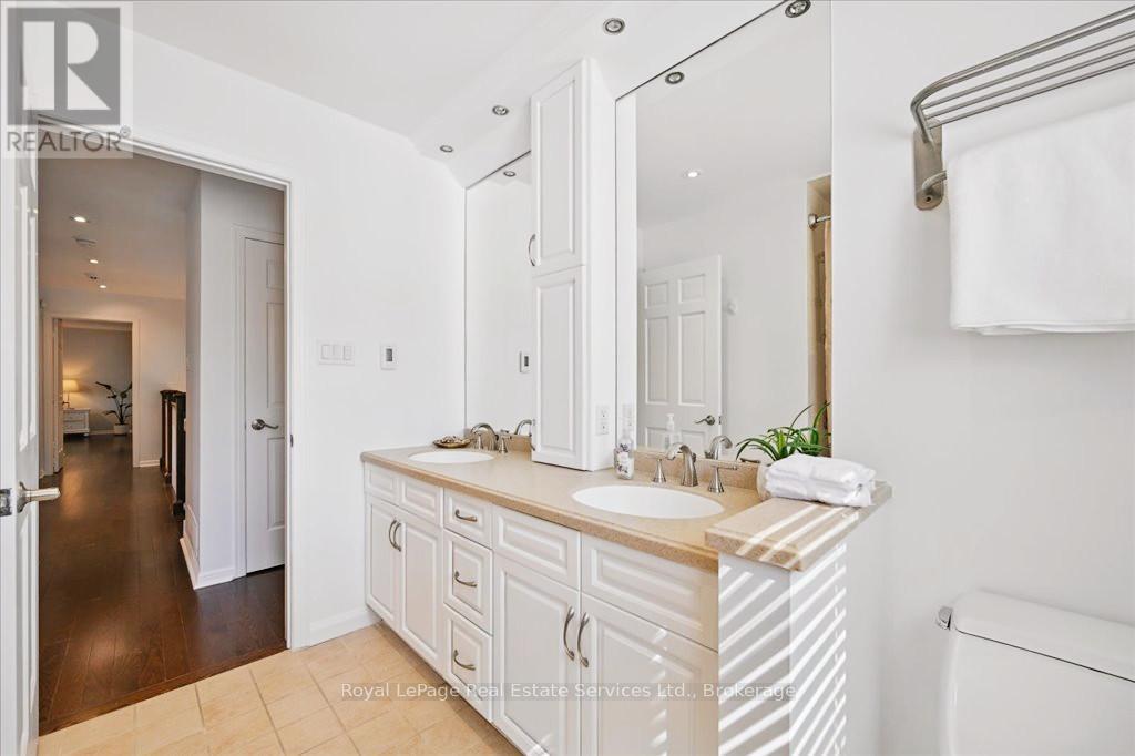












234 CARDINAL DRIVE

,
Oakville (MO Morrison),




Ontario
L6J4P2


