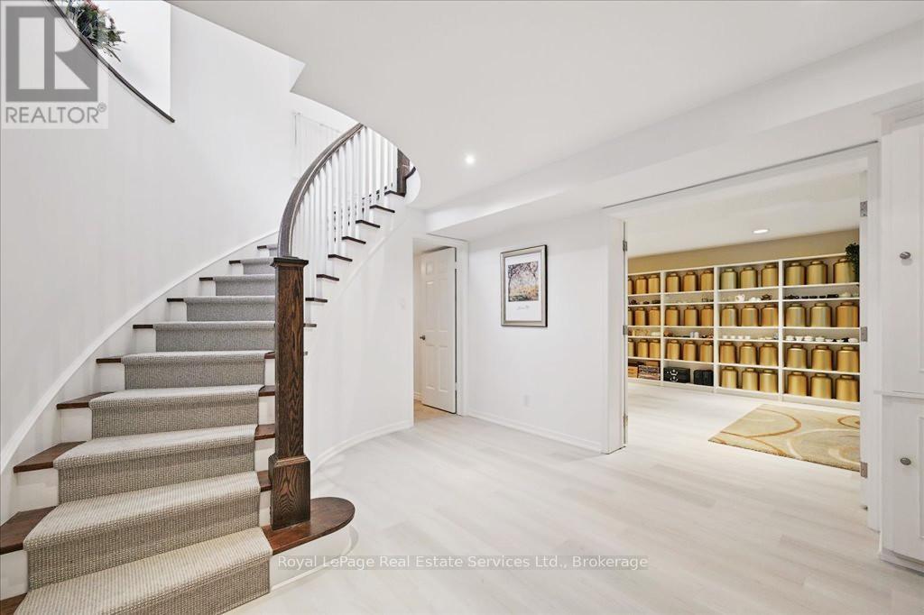 












234 CARDINAL DRIVE

,
Oakville (MO Morrison),




Ontario
L6J4P2

