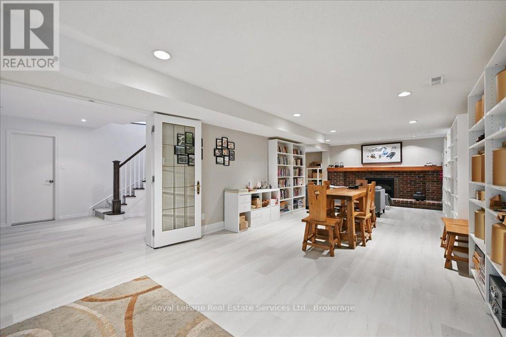 












234 CARDINAL DRIVE

,
Oakville (MO Morrison),




Ontario
L6J4P2

