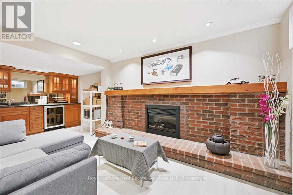












234 CARDINAL DRIVE

,
Oakville (MO Morrison),




Ontario
L6J4P2

