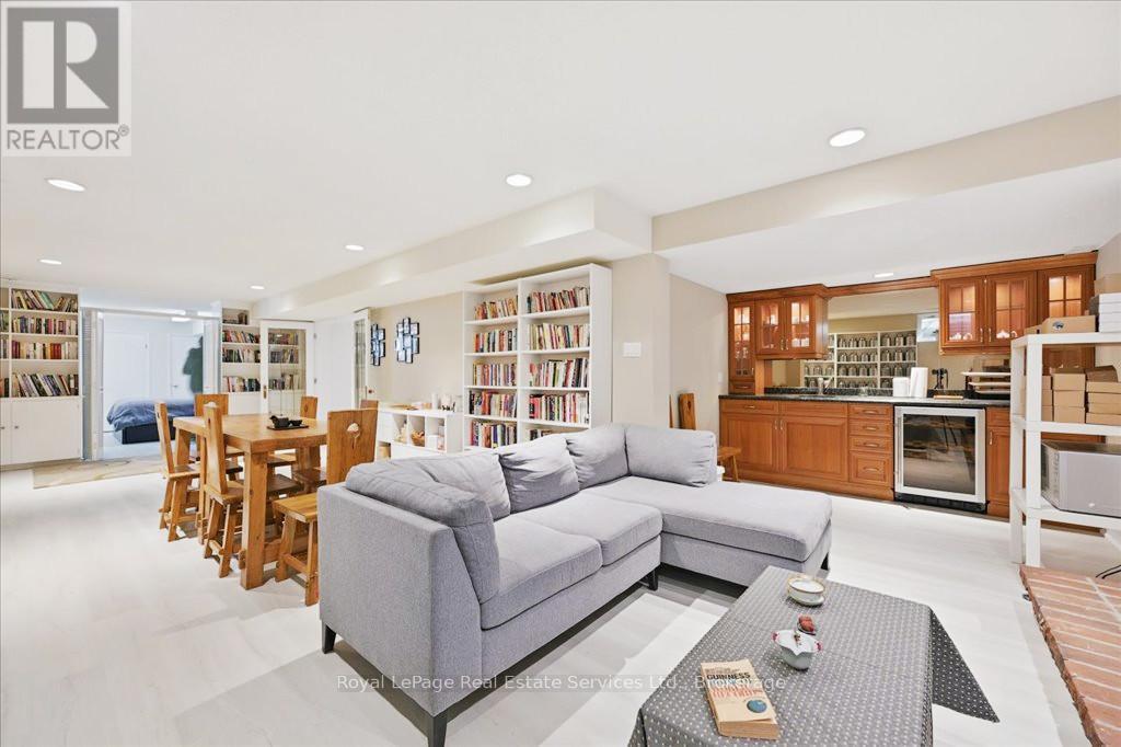 












234 CARDINAL DRIVE

,
Oakville (MO Morrison),




Ontario
L6J4P2

