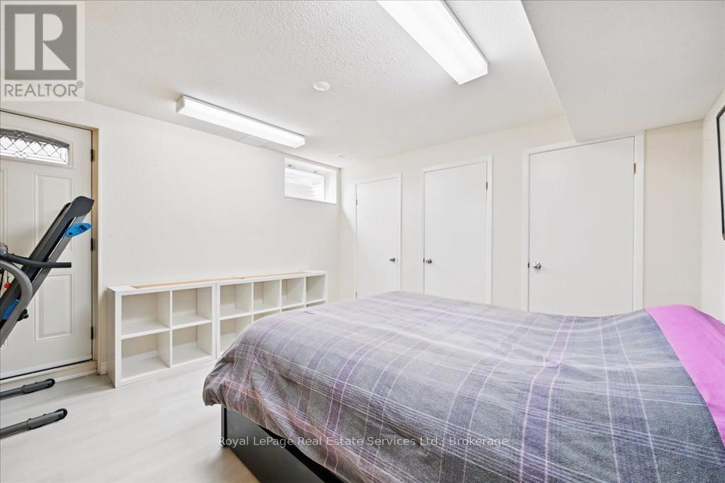 












234 CARDINAL DRIVE

,
Oakville (MO Morrison),




Ontario
L6J4P2

