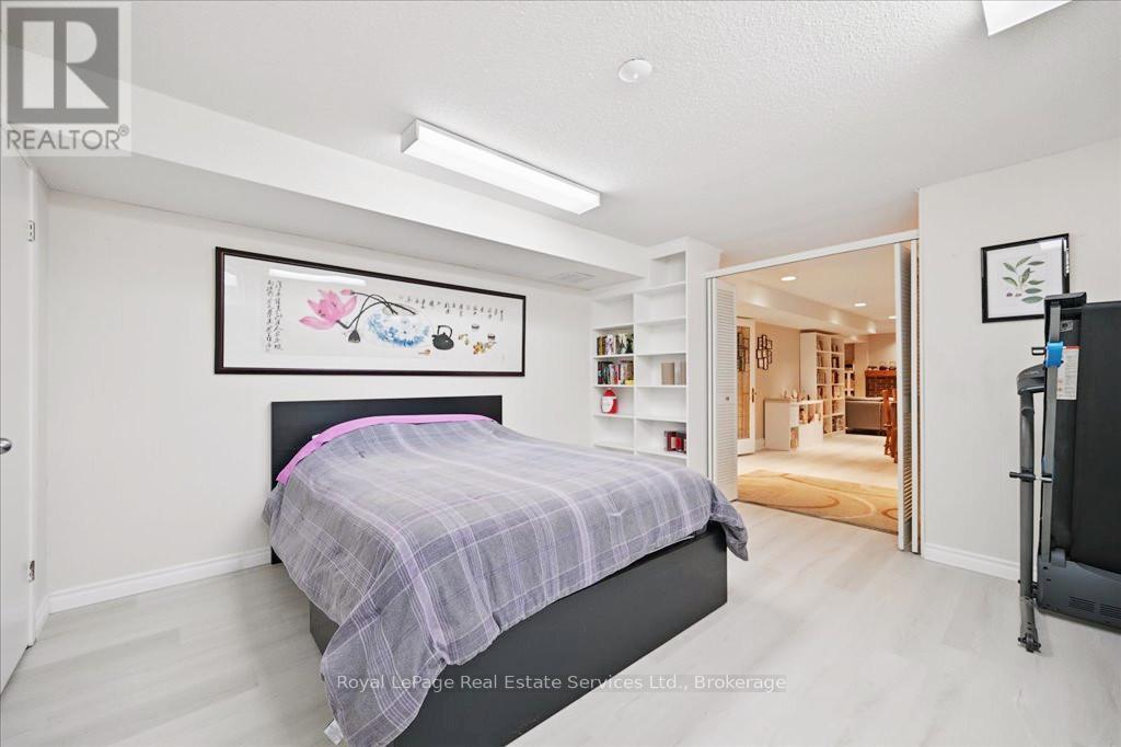 












234 CARDINAL DRIVE

,
Oakville (MO Morrison),




Ontario
L6J4P2

