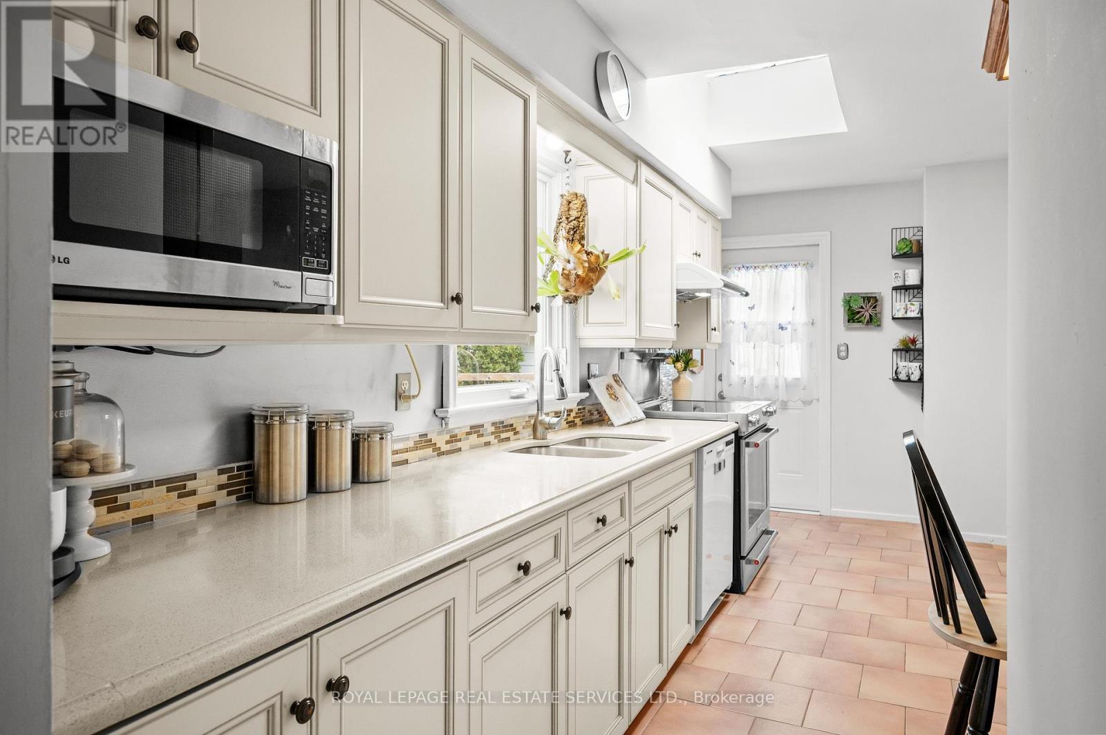 












2173 DEYNCOURT DRIVE

,
Burlington,




Ontario
L7R1W2

