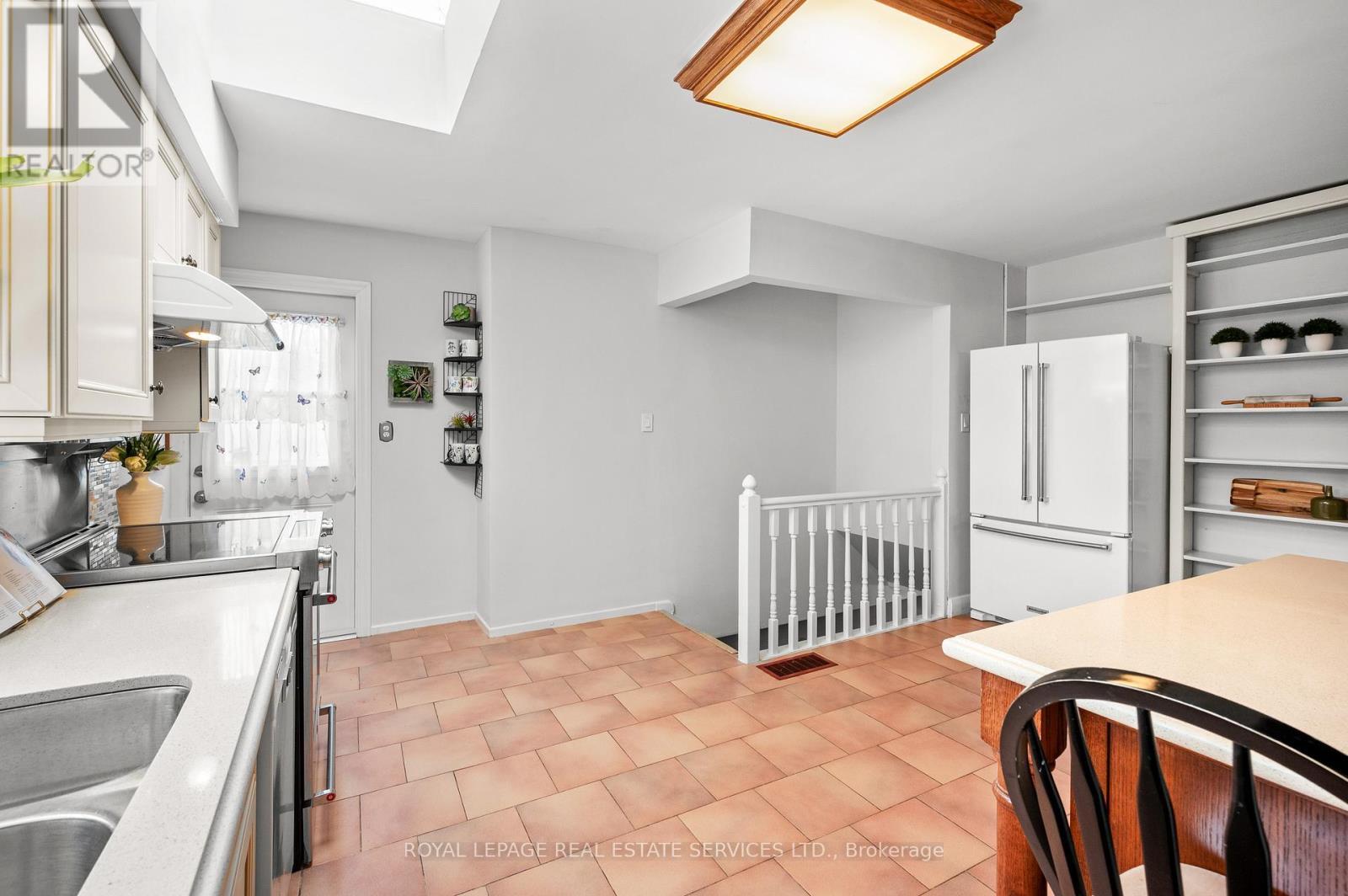 












2173 DEYNCOURT DRIVE

,
Burlington,




Ontario
L7R1W2

