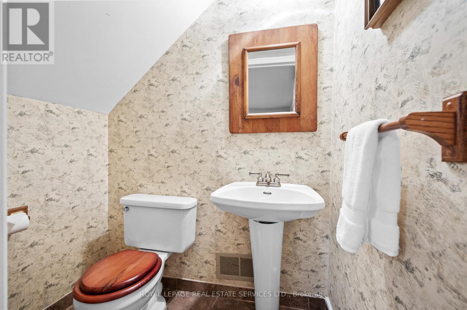 












2173 DEYNCOURT DRIVE

,
Burlington,




Ontario
L7R1W2


