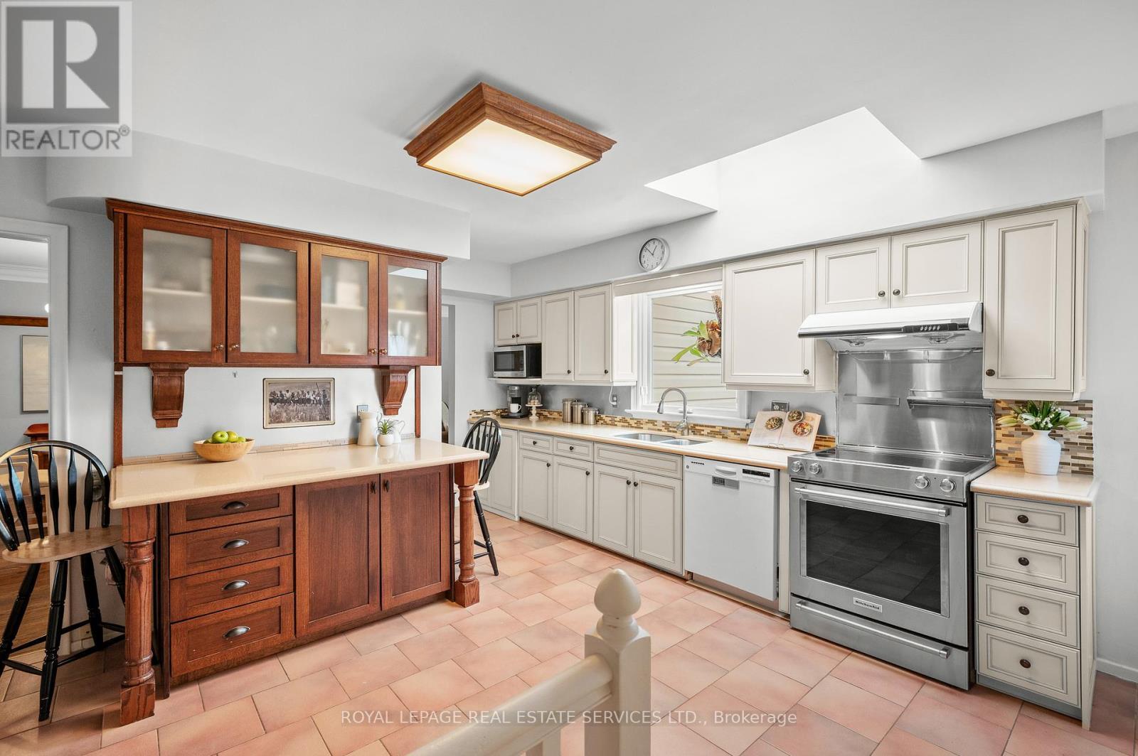 












2173 DEYNCOURT DRIVE

,
Burlington,




Ontario
L7R1W2

