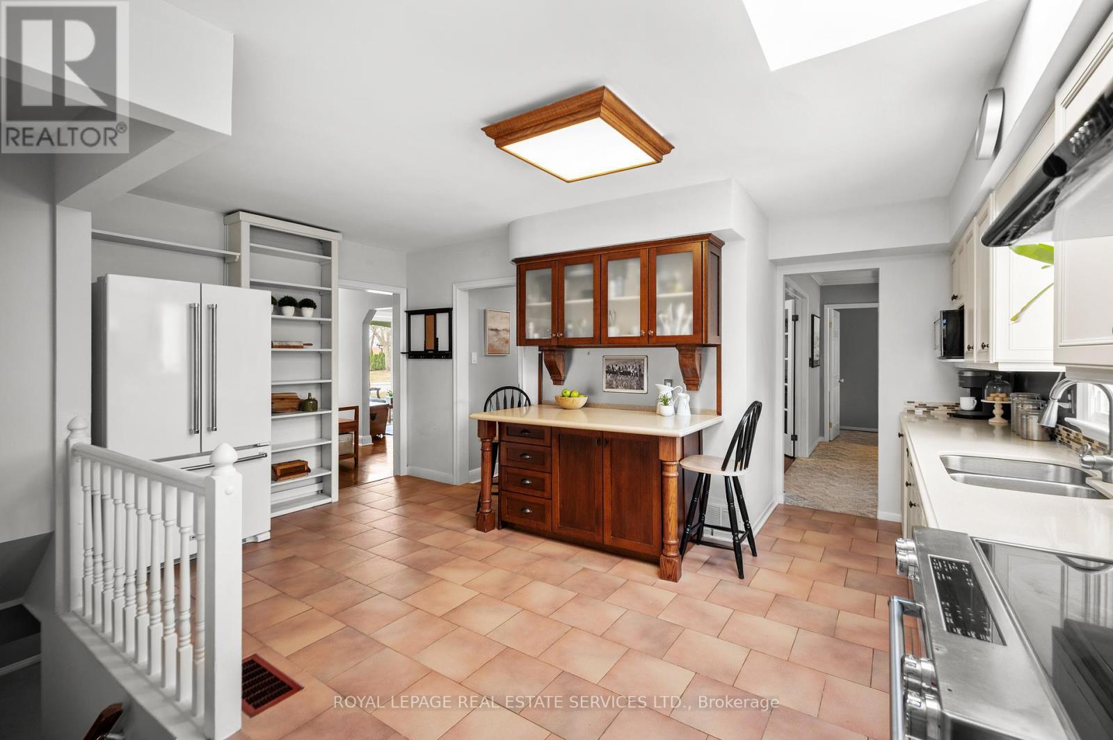 












2173 DEYNCOURT DRIVE

,
Burlington,




Ontario
L7R1W2

