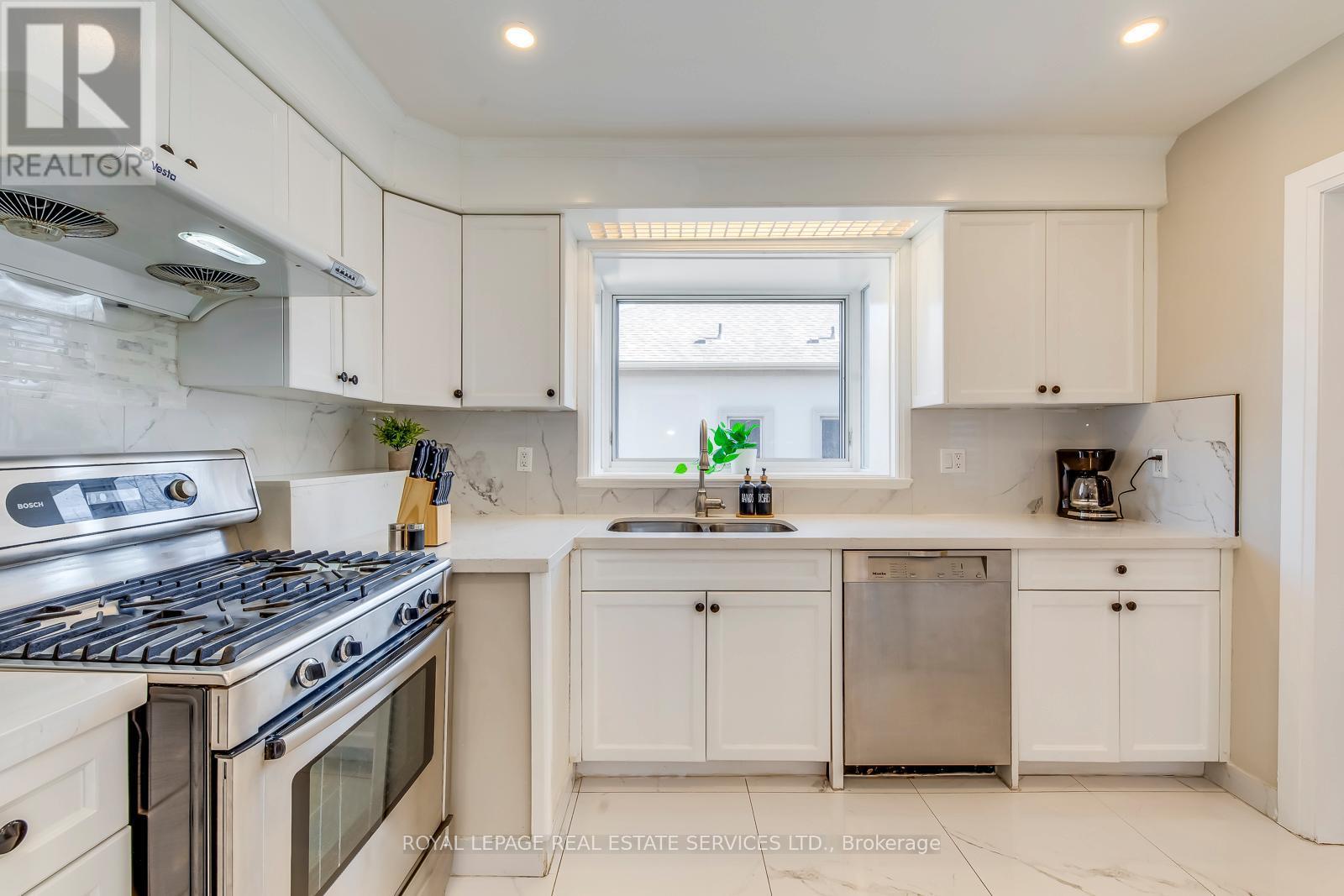 












577 TRUDALE COURT

,
Oakville,




Ontario
L6L4H2

