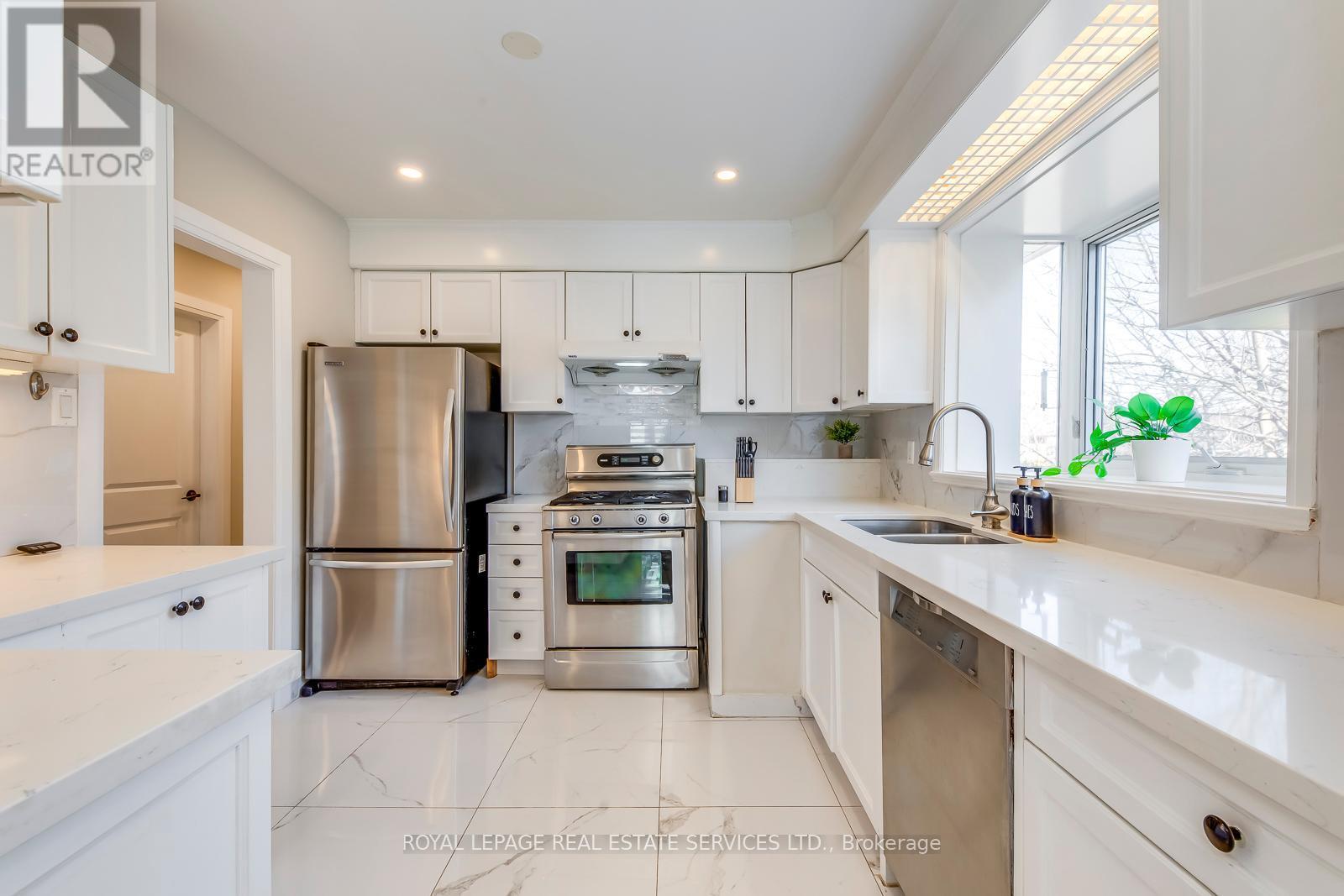 












577 TRUDALE COURT

,
Oakville,




Ontario
L6L4H2

