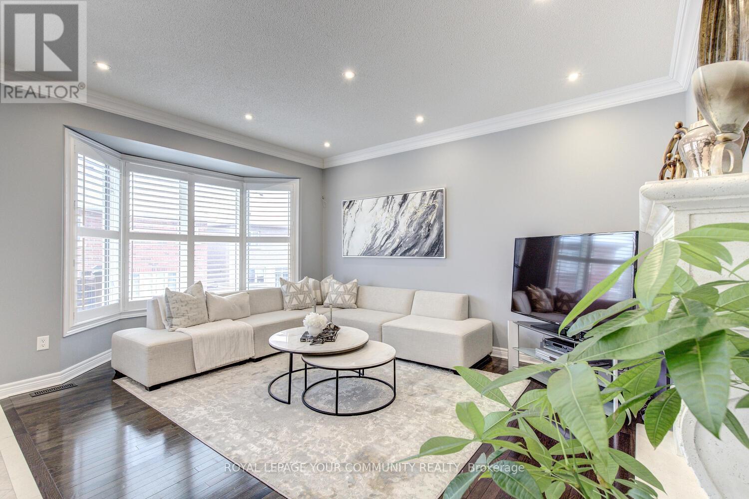 












35 CHAYNA CRESCENT

,
Vaughan,




Ontario
L6A0N2

