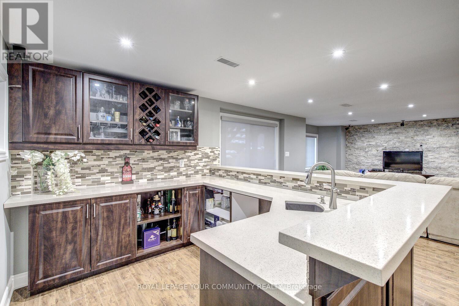 












35 CHAYNA CRESCENT

,
Vaughan,




Ontario
L6A0N2

