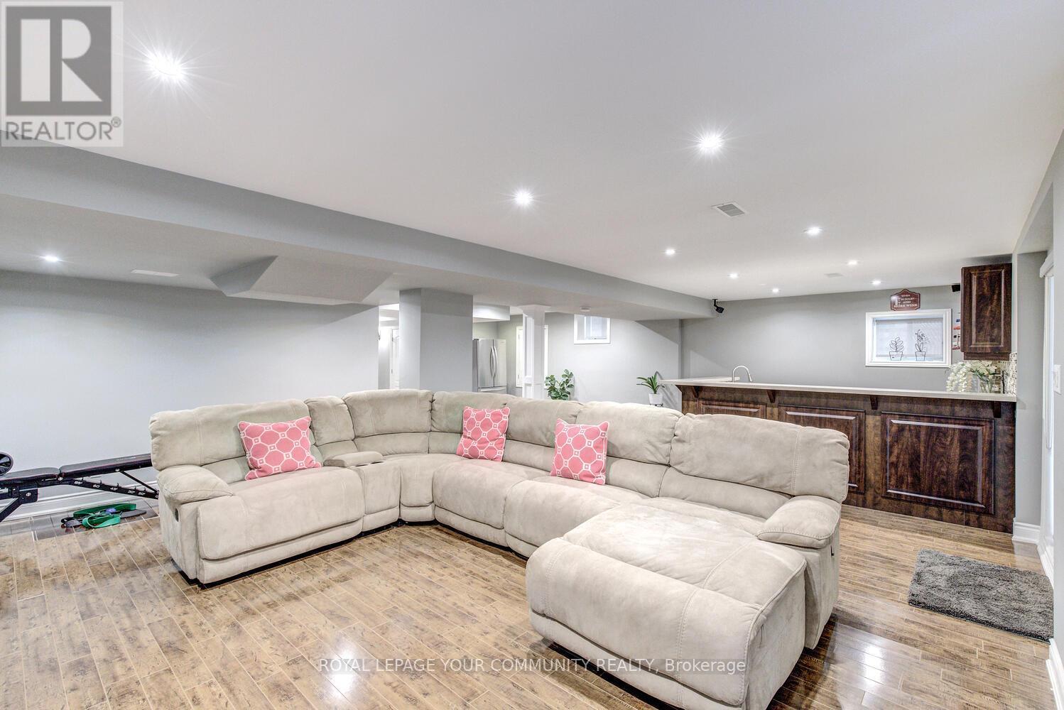 












35 CHAYNA CRESCENT

,
Vaughan,




Ontario
L6A0N2

